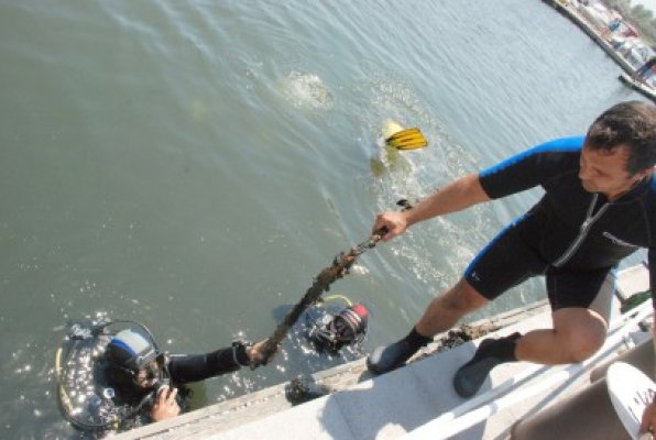 Ce au scos scafandrii din mare, la Mangalia: pet-uri, tigăi, acumulator de barcă